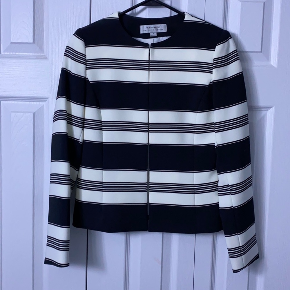 *Like brand new* TAHARI suit jacket